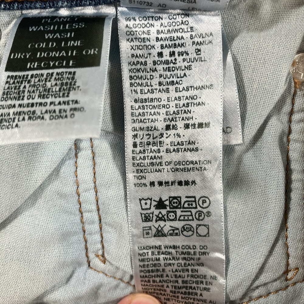 Levi's Women's Straight Leg Jeans in Medium Blue Wash - Picture 11 of 16
